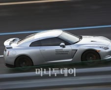 [시승기]'GT-R', 자동차 연비에 제트기 성능?