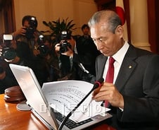 한은, 금리동결… 10개월째 2% (상보)