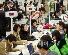 위례 청약첫날 '깜짝'인파, 창구 급히 2배늘려