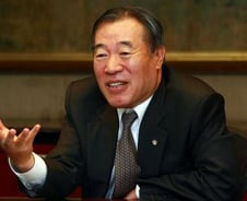 "부자가 돈을 못쓰면 투자는 누가하나"