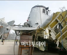 [사진] 처참히 떨어져 나간 연돌