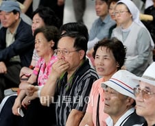 [사진]나로호 통신두절, 안타까운 시민들