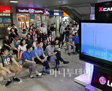 [사진]나로호 추락, 허탈한 시민들 