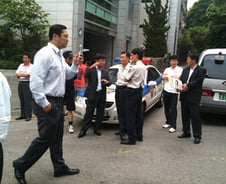 [주총현장] 이루넷, 소액주주 본사진입 봉쇄 '몰래 주총' 