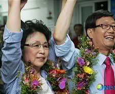 [7·28 재보선]환호하는 윤진식 당선자 부부