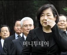 [현장+]'할말은 많지만…'남편 묘소 찾은 玄회장 '침묵'