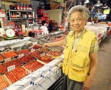 '짜게' 모은 수십억 기부, 통큰 '젓갈' 할머니