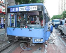 버스폭발 부상자 17명중 2명 수술..15명 귀가