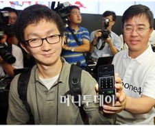 '아이폰4' 첫 개통자 신현진씨 "나의 첫 스마트폰!"