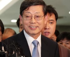 [금주의 Hot 인물]"총리되기 참 힘드네"  김황식 후보자