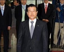 라응찬 회장, 조직안정 위해 출국했다고?