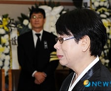 [사진]눈물 글썽이는 수양딸 김숙향씨