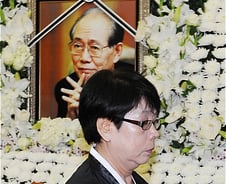 [사진]황장엽 전 비서 영정과 수양딸 김숙향씨