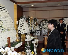 [사진]아버지! 눈시울 붉히는 수양딸 김숙향씨