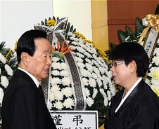 [사진]김숙향씨 위로하는 김영삼 전 대통령