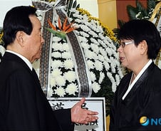 [사진]YS, 故 황장엽 수양딸 김숙향씨 위로