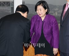 [현장+]날선 '광고폭탄' 후 현정은 회장 '웃음만'