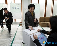 [사진] 10·27 '초미니 재보선' 투표하는 유권자들