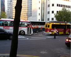 을지로2가 충돌사고, 관광버스가 중앙선 넘은듯