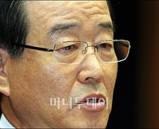 [사진]신한 라응찬 전 회장 '눈물의 이임식'