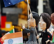 '호주총리', 부랴부랴 접착제로 '땜빵' 의상교체 