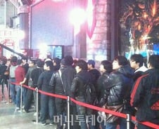 [지스타]화려한 개막…"첫날부터 관람객 북적"