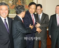 요즘 은행장 농담은 "외환은행 뭐 한다며?"