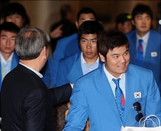 [광저우AG]야구대표팀, 金 안고 금의환향 "우승 너무 기뻐"