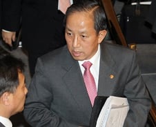 [사진]'북 도발'  급히 자리뜨는 김태영 국방장관