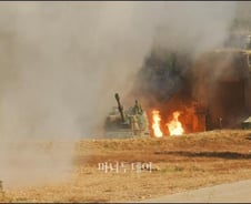 [연평도발]화염 속 대응사격 준비하는 자주포