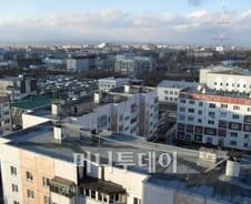 "공산시절 지어진 낡은 집도 '금값'이네"