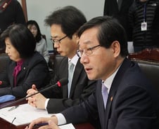 [사진]구제역 긴급 현황보고하는 유정복 장관 