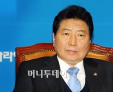 안상수 잇단 설화···'보온병' 이어 '자연산'