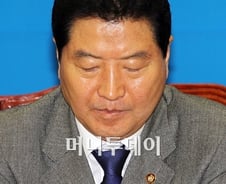 안상수 '자연산' 코미디 파장..수첩상수?