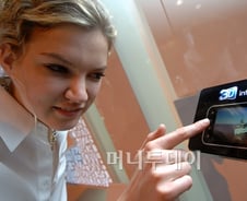 [사진]"안경없이 3D 휴대폰 보세요"