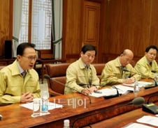 물가폭등 구제역까지···MB 팔겉어붙이고 나섰다