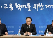 李 대통령, 전경련회관 첫 방문..재계 총수와 회동