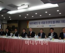 김석동 "저축銀, 대주주·경영진 책임 있다"