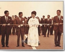 "정주영 성공신화는 '한강의 기적'과 동격" 