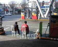 "고유가에 주유소만 힘들다..세금 공급가 내려야"