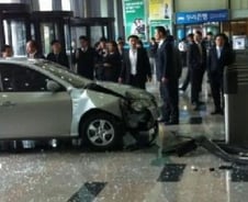 한화그룹 본사 로비로 '아반떼' 돌진