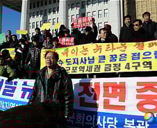 이재오 토론회 뉴타운 반대시위로 파행