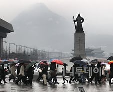 방사능 우려속 전국 비... 서울 오후 늦게 갤듯
