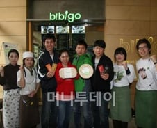 대기업 때려치고 '비빔밥 세계여행' 나선 청춘들