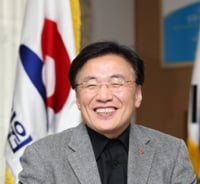 준비된 CEO 변신위해 넥타이를 풀어 헤쳤다