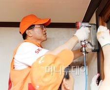 "궂은날 집 고치면 마음이 맑아져요~"