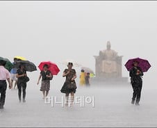 시간당 30~70mm 강한 폭우…모레까지 이어져