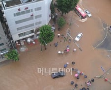 [사진] 여기 강남역 맞아? 잠기고 막히고 '난리'
