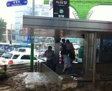 폭우에 방배역 1번 출구, 30분간 통제