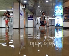 지하철 1호선 운행중단 "부장님 늦어서 죄송"